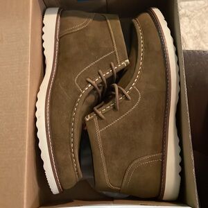 Men’s size 11 medium Tan wallabee boot. With Memory foam.